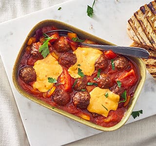 Gehaktballetjes in tomatensaus met pittige cheddar kaas