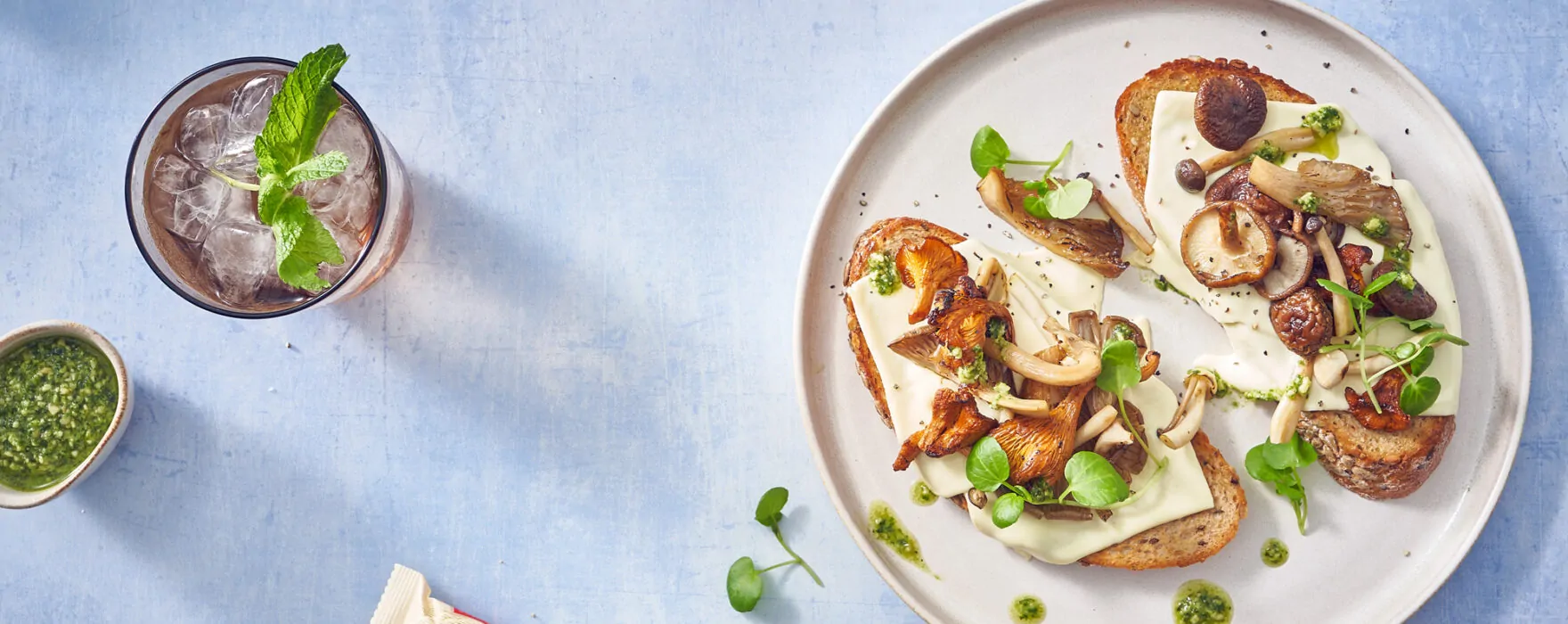 Toast met wilde paddenstoelen en biologische kaas