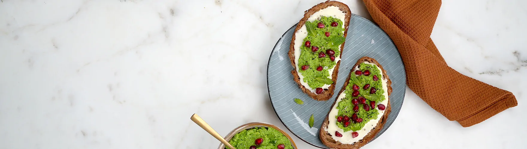 Toast met munt-doperwten spread en biologische kaas