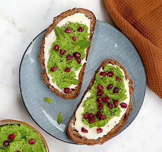 Toast met munt-doperwten spread en biologische kaas