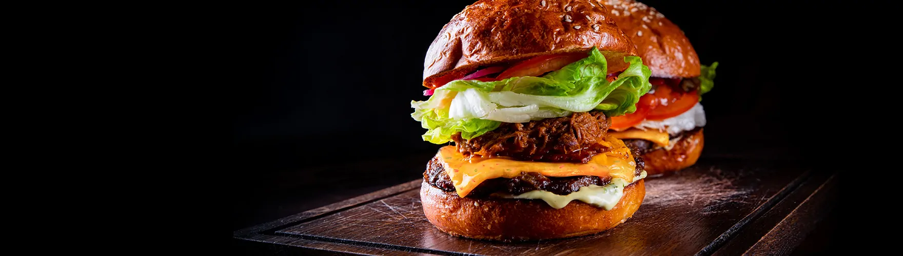 Pulled chicken burger met robuuste plakken kaas