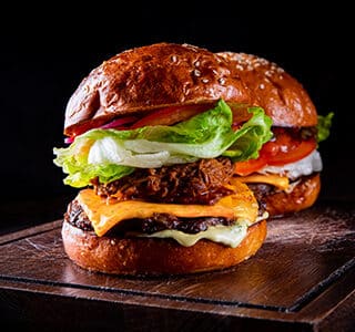 Pulled chicken burger met robuuste plakken kaas