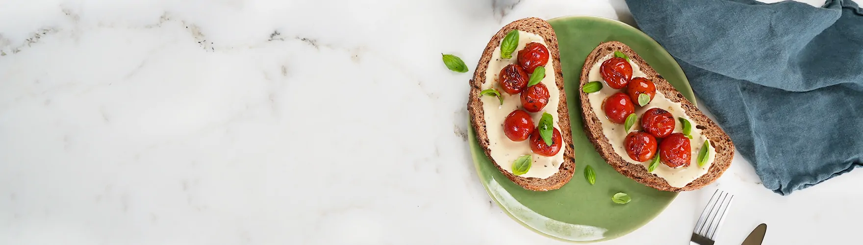 Rustiek gegrilde tomatentoast met roomzachte smeerkaas