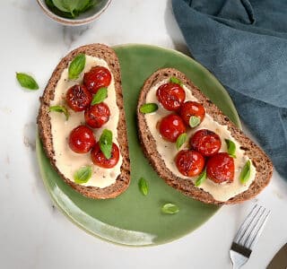 Rustiek gegrilde tomatentoast met roomzachte smeerkaas