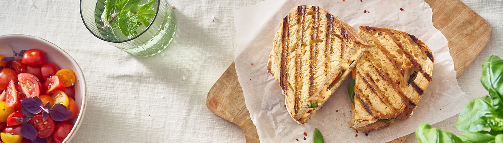 Tosti met tomaten, basilicum en pittige smeerkaas