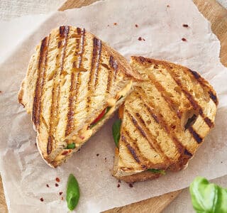 Tosti met tomaten, basilicum en pittige smeerkaas