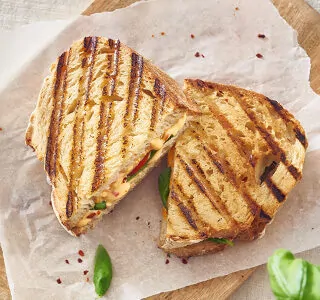 Tosti met tomaten, basilicum en pittige smeerkaas