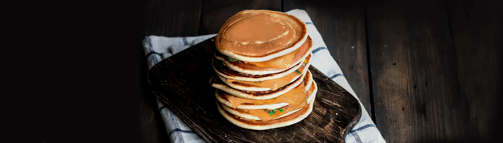 Spicy pancakes met krachtige plakken kaas