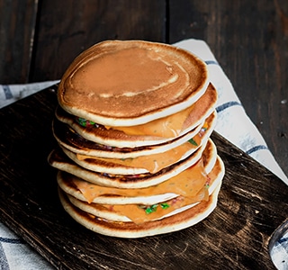 Spicy pancakes met krachtige plakken kaas