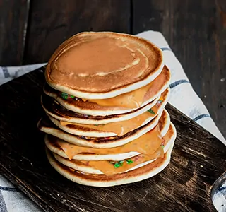 Spicy pancakes met krachtige plakken kaas