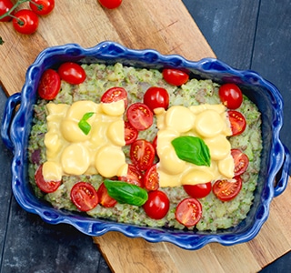 Broccolistamppot met tomaatjes en cheddar kaas uit de oven