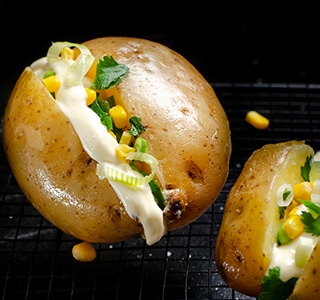 Barbecue baked potatoe met extra gerijpte kaas