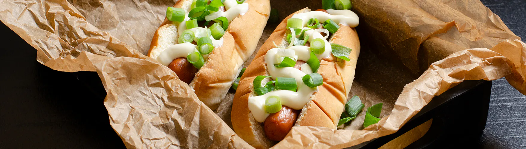 Gegrilde hotdogs met extra gerijpte kaas